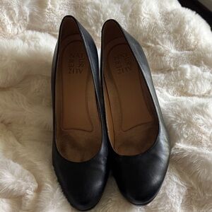 Naturalizer Black Leather Round-Toe Pumps